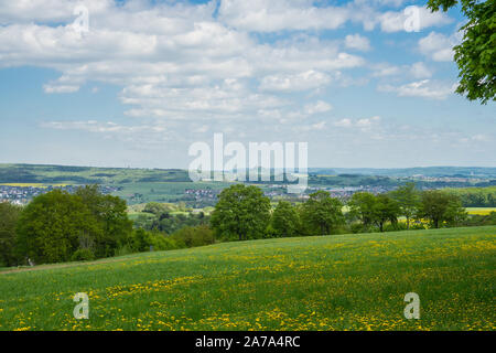 Blick über die Hügel in der Nähe von Wetzlar an einem Frühlingstag. Stockfoto