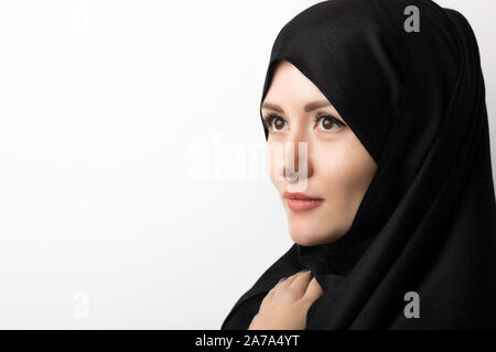 Porträt einer schönen muslimischen Mädchen im hijab auf weißem Hintergrund im Studio mit Platz für Text. Konzept für Artikel über Islam und der Ort Stockfoto