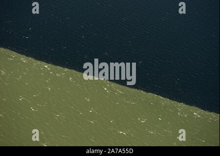 Eine Luftaufnahme der Farbunterschiede zwischen Wasser aus dem Howe Sound und den Pazifischen Ozean in der Nähe von Vancouver, British Columbia, Kanada. Stockfoto