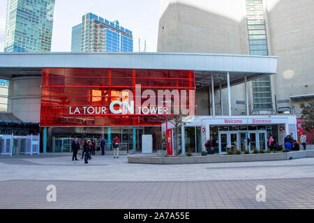 Toronto, Ontario, Kanada - 21. OKTOBER 2019: Basis der CN Tower Gebäude, vor dem Eingang des CN Tower in der Innenstadt von Toronto. Stockfoto