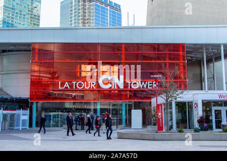 Toronto, Ontario, Kanada - 21. OKTOBER 2019: Basis der CN Tower Gebäude, vor dem Eingang des CN Tower in der Innenstadt von Toronto. Stockfoto