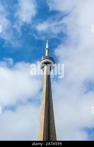 Toronto, Ontario, Kanada - 21. OKTOBER 2019: Tag der Blick auf den CN Tower an einem bewölkten Tag in der Innenstadt von Toronto. Ein Wahrzeichen und Touristenattraktion. Stockfoto