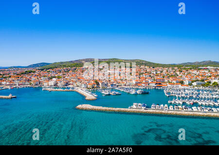 Stadt Vodice und unglaublich Türkisfarbenen Küste an der Adria Küste, Luftaufnahme, Kroatien Stockfoto