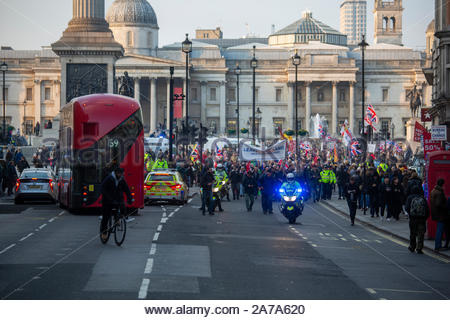 London, Großbritannien. 31 Okt, 2019. Lassen Sie eine Mans verlassen. März hat in Westminster aus Protest an den Ausfall Brexit zu liefern. Es wasa starker Polizeipräsenz an den Protest und die Verhaftungen wurden vorgenommen. Dieses Foto zeigt die März verlassen Trafalgar Square. Credit: Clearpix/Alamy leben Nachrichten Stockfoto