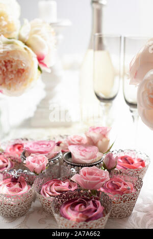 Eine schöne Zusammenstellung von Pink und rosa Schale Kuchen auf einem luxuriösen Tabelle einstellen Stockfoto