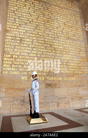 Ankara, Türkei; Oktober 7, 2019: türkischer Soldat Wache Zeremonie für Atatürk, das Mausoleum Anitkabir in Ankara, Türkei. Stockfoto