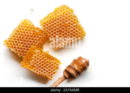 Frische Waben mit Honig Löffel auf weißem Hintergrund. Stockfoto