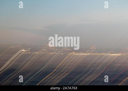 Freezelight, die Lichter der Stadt in der Nacht. Linien von Licht in Bewegung Stockfoto