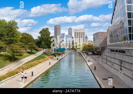 Die Skyline der Innenstadt und Canal Walk aus dem Kanalbezirk, Indianapolis, Indiana, USA. Die Indiana State Museum befindet sich auf der rechten Seite. Stockfoto