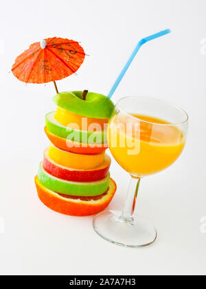 Orangensaft und Obst Spalte auf weißem Hintergrund Stockfoto