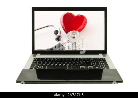 Gesundheit rotes Herz mit Stethoskop und Notebook auf weißem Hintergrund Nahaufnahme Stockfoto
