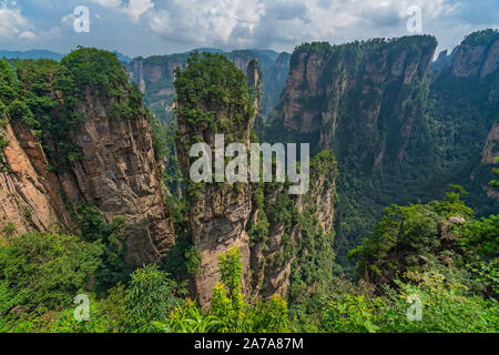 Vertikale karst Säule Felsformationen wie von der bezaubernden Terrasse Sicht gesehen, Avatar Berge Natur Park, Niagara-on-the-Lake, China Stockfoto