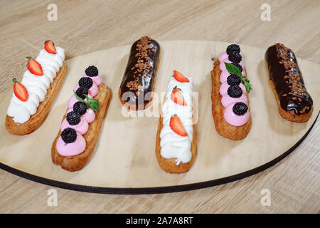 Hausgemachte Kuchen eclairs mit Glasur. Traditionelle eclairs, Eclairs Französisch. Close Up. Stockfoto