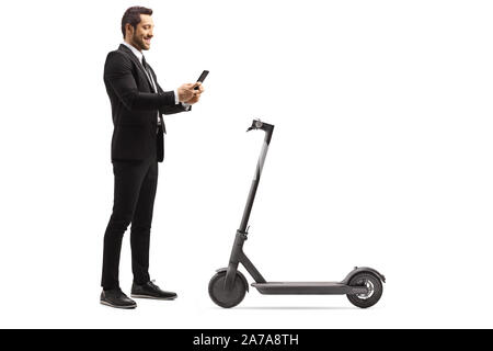 Volle Länge geschossen von einem Geschäftsmann das Mieten eines elektrischen scooter mit einem Mobiltelefon Anwendung auf weißem Hintergrund Stockfoto