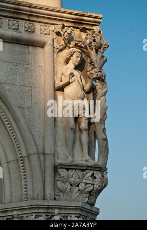 Venedig, Italien: Detail der Dogenpalast mit Statue von Adam, St. Markusplatz Stockfoto