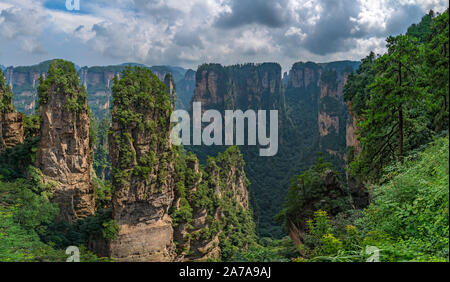 Vertikale karst Säule Felsformationen wie von der bezaubernden Terrasse Sicht gesehen, Avatar Berge Natur Park, Niagara-on-the-Lake, China Stockfoto