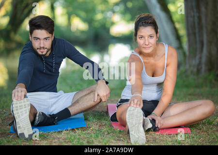 Ein junges Paar Stretching im Freien Stockfoto