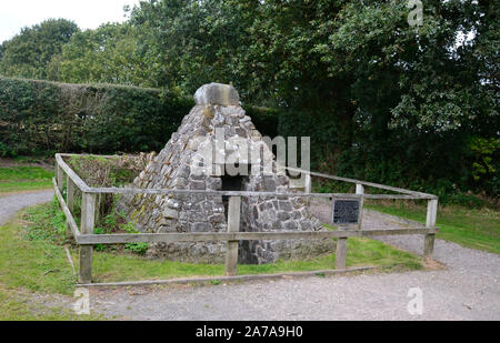 Cairn über einen Brunnen, wo König Richard III trank, bevor er starb. Bosworth Battlefield Spaziergang von Bosworth Battlefield Heritage Centre, Nuneaton, Großbritannien Stockfoto