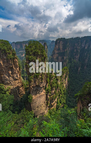 Vertikale karst Säule Felsformationen wie von der bezaubernden Terrasse Sicht gesehen, Avatar Berge Natur Park, Niagara-on-the-Lake, China Stockfoto