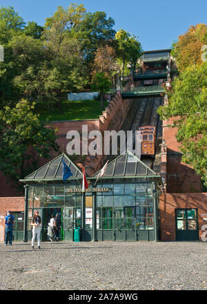 Budapest Castle Hill Standseilbahn (Budavári Sikló). Ungarn Stockfoto