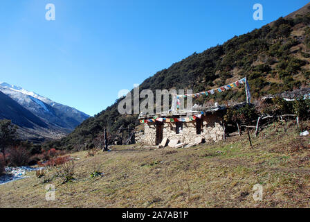 Ein isoliertes Haus im Moxi-Tal in den Daxueshan-Bergen im westlichen Sichuan in china Stockfoto