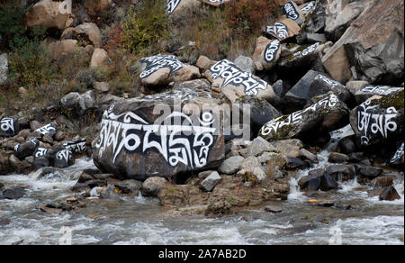 Ein Felsen mit einem buddhistischen Gebet in Sichuan China lackiert Stockfoto