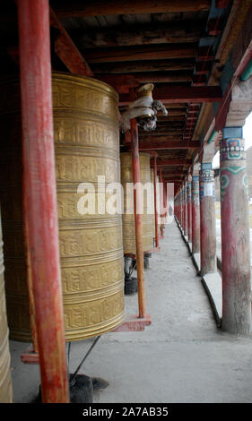 Gebetsmühlen an Lhagang Tagong Kloster in China Stockfoto