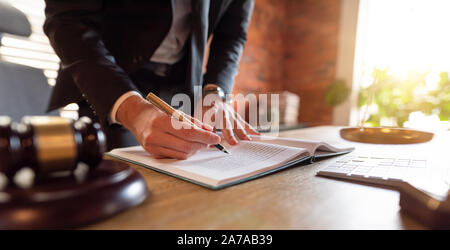 Rechtsanwalt oder Anwalt arbeiten im Büro. Recht und Gerechtigkeit Konzept Stockfoto