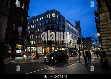 Fleet Street, einmal das schlagende Herz des britischen Medien Industrie in der Dämmerung läuft nach Osten in Richtung Ludgate Circus, London, England, Vereinigtes Königreich Stockfoto