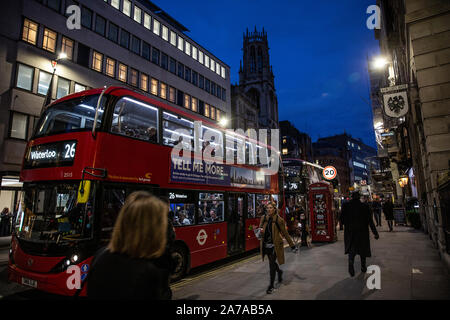 Fleet Street, einmal das schlagende Herz des britischen Medien Industrie in der Dämmerung läuft nach Osten in Richtung Ludgate Circus, London, England, Vereinigtes Königreich Stockfoto