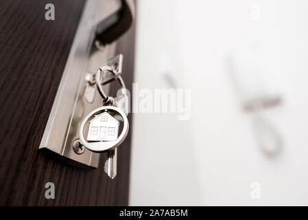 Schlüssel für die Wohnung in der Tür. Immobilien, Hypotheken Wohnung. Stockfoto