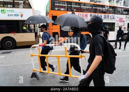 13. Okt 2019. Pro-demokratischen Demonstranten auf der Straße in Tai Po in Schwarz bei einem Mob Protest durch das Gebiet gekleidet Stockfoto