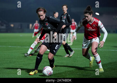 Slavia Praha ist Michaela Khyrova (links) und des Arsenal Jennifer Beattie Kampf um die Kugel während der Champions League die Runde des UEFA Frauen von 16 zweites Bein Gleiches an der Wiese Park, Borehamwood. Stockfoto