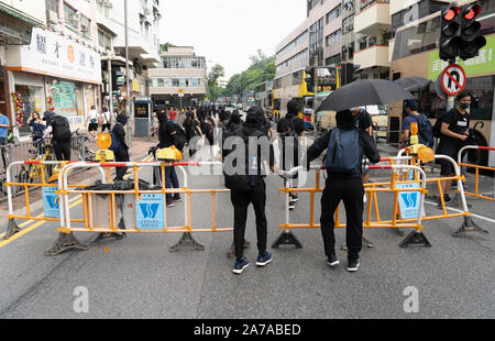13. Okt 2019. Pro-demokratischen Demonstranten auf der Straße in Tai Po in Schwarz bei einem Mob Protest durch das Gebiet gekleidet Stockfoto
