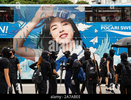 13. Okt 2019. Pro-demokratischen Demonstranten auf der Straße in Tai Po in Schwarz bei einem Mob Protest durch das Gebiet gekleidet Stockfoto