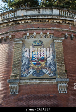 Historische Wappen des Königreichs Ungarn. Auf einem der unteren Wand von Castle Hill, in der Nähe von Budapest Schloss Berg Seilbahn. Ungarn Stockfoto