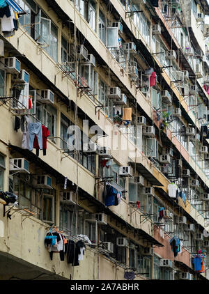 Blick auf die Altstadt Apartment Mietshaus im Sham Shui Po Kowloon, Hong Kong Stockfoto