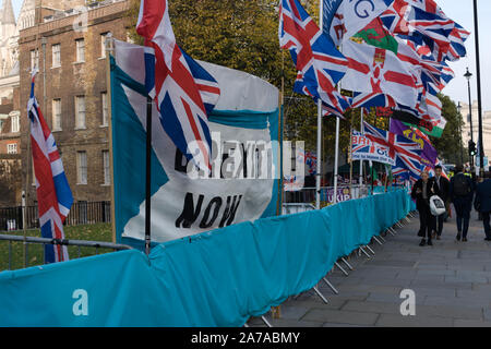 London, Großbritannien, 31. Oktober 2019. Pro Brexit Fahnen auf Protest gegenüber dem Parlament Stockfoto