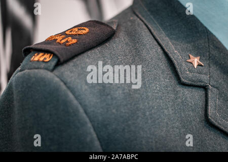 Details der historischen italienischen militärischen Uniformen. Noten und Patches auf hochwertigen Stoffen. Vintage Style Anzüge, europäischen Geschmack für Eleganz. Stockfoto