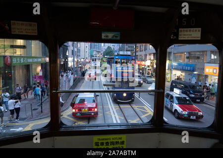 Blick auf die Straße von innen eine Hong Kong tram in Wanchai Hong Kong Island Stockfoto