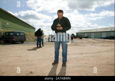 Izzy Yanay, Gründer und Vice President von Hudson Valley Foie Gras, nimmt einen Anruf am Bauernhof in Ferndale, USA, 16. März 2006. Stockfoto