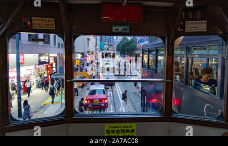 Blick auf die Straße von innen eine Hong Kong tram in Wanchai Hong Kong Island Stockfoto