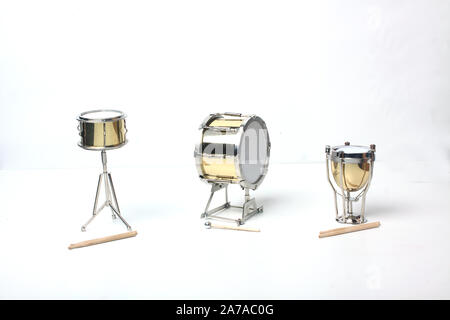 Wasserkocher - drum, Orchester Snare Drum und Bass-Drum auf weißem Hintergrund Stockfoto