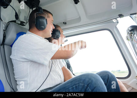 Paar auf Urlaub nimmt Fahrt in Hubschrauber Stockfoto