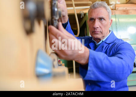 Arbeiter im Ruhestand der Arbeit in seiner Werkstatt Stockfoto