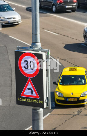 BUDAPEST, Ungarn - März 2019: Elektronisches Zeichen zeigen die Fahrer die Höchstgeschwindigkeit auf einer Straße in Budapest City Center. Stockfoto