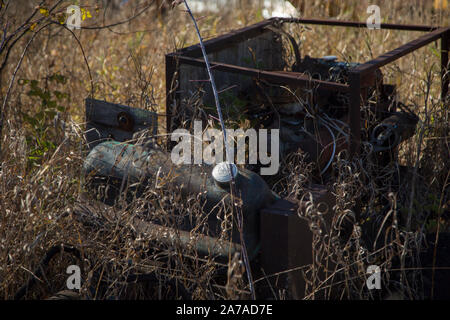 Rusty Maschinen in unkräuter Bauernhof sonnigen Tag tamworth Ontario Stockfoto