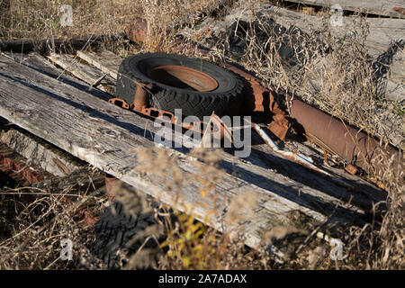 Rusty Maschinen in unkräuter Bauernhof sonnigen Tag tamworth Ontario Stockfoto
