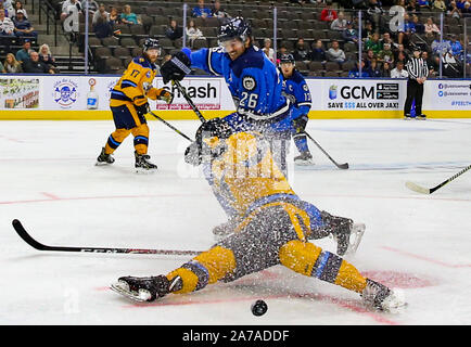 Jacksonville Eisgruben steigt vorwärts Garrett Ross (26) leitet den Puck als Atlanta Gladiatoren defenseman Alexey Solovyev (22) Geht auf das Eis während der ersten Periode der ein echl Professional Hockey Spiel am Veterans Memorial Arena in Jacksonville, Fla., Mittwoch, Oktober 30, 2019. (Gary Lloyd McCullough/CSM) Stockfoto
