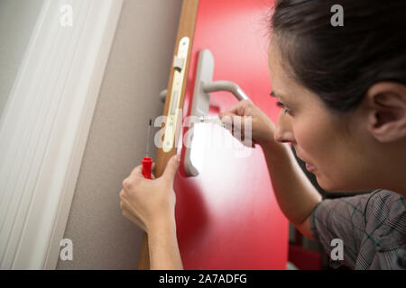 Frau Instandsetzung einer Tür Stockfoto